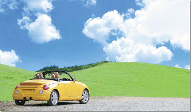 山と黄色い車